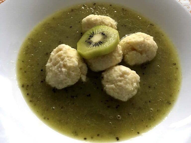 Kiwi polévka s mandlovými knedlíčky