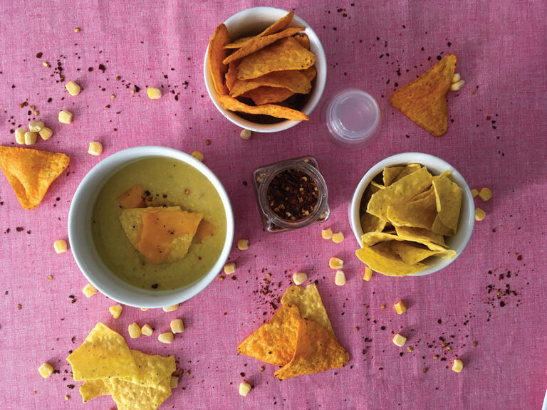 Kukuřičná polévka se zapečeným nachos