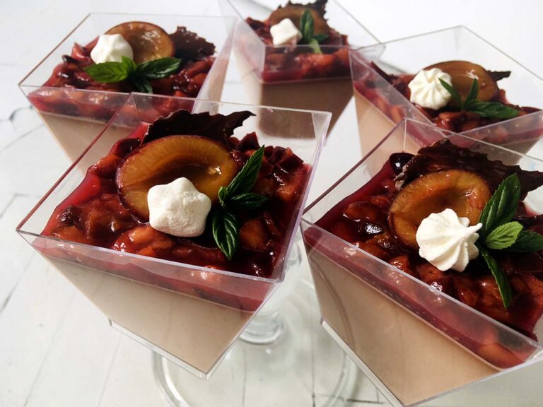 Čokoládová panna cotta se švestkovou omáčkou