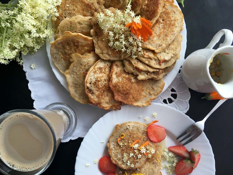 Ovesné omeletky z květů černého bezu a měsíčku lékařského