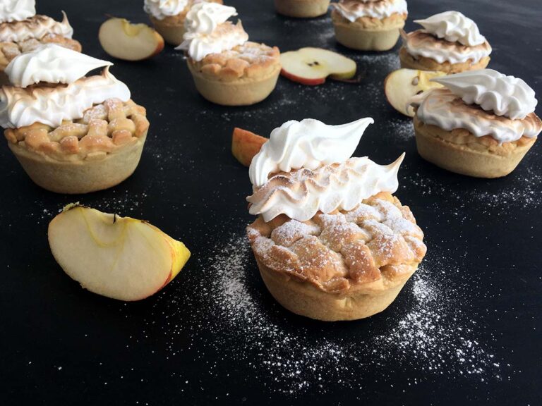 Jablkové mřížkové cupcakes se sněhovou čepicí