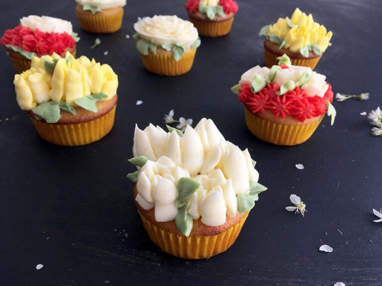 Kefírový cupcakes se sněhovým krémem a jahodami