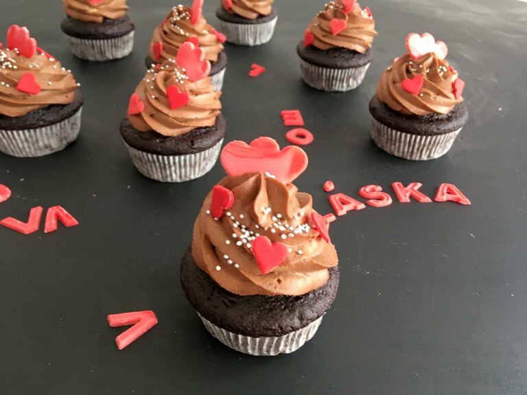 Kakaový cupcakes s čokoládovým krémem a malinami