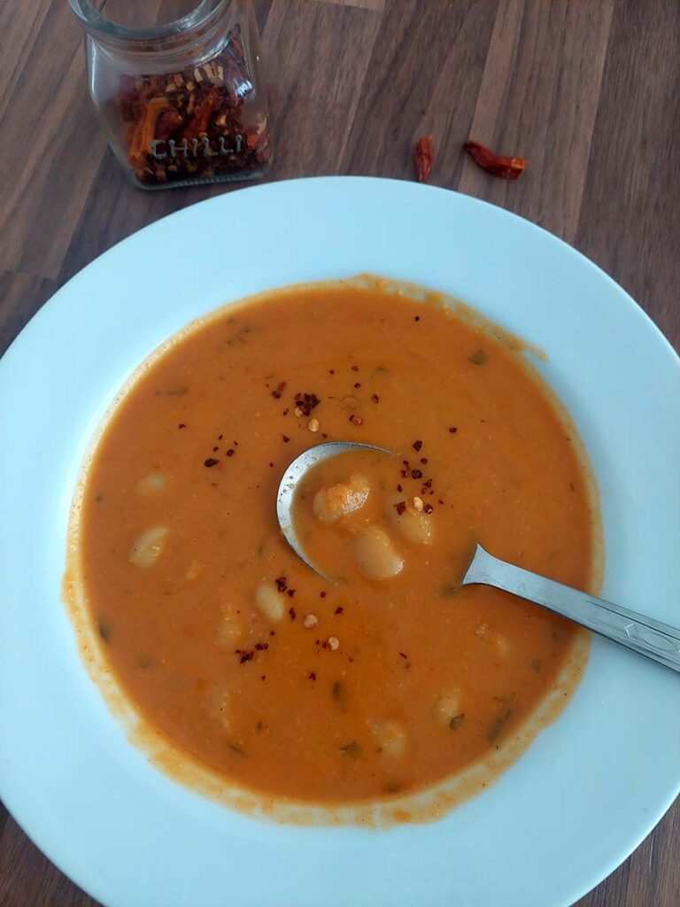 Fazolová polévka se smetanou a chilli