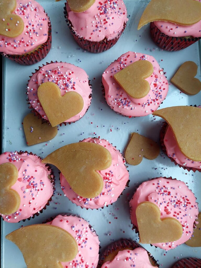 Kakaový cupcakes s malinovým krémem a malinami
