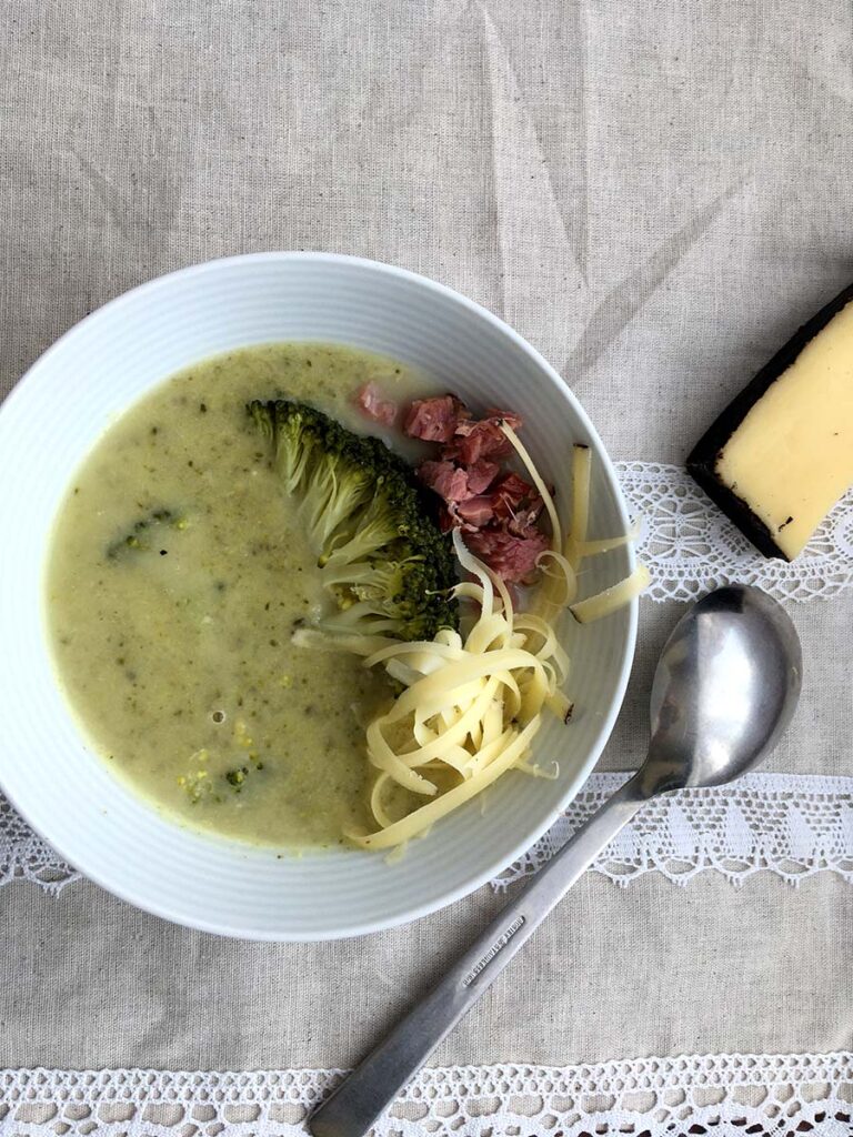 Brokolicová polévka na Zelený čtvrtek podávaná s kousky brokolice a uzeným masem
