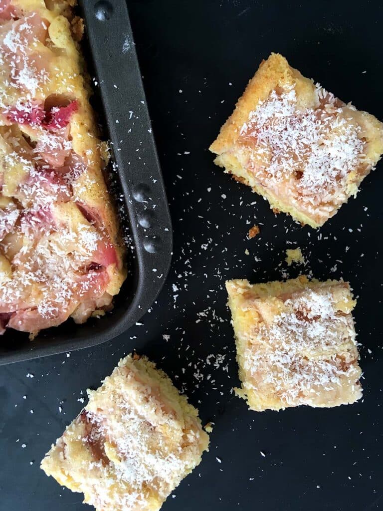 Kokosové řezy s letními jablky nakrájené na kostky