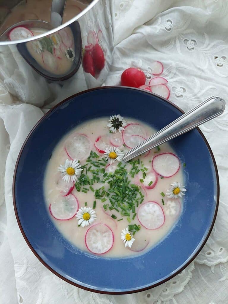 Ředkvičková polévka s rýží servírovaná v misce
