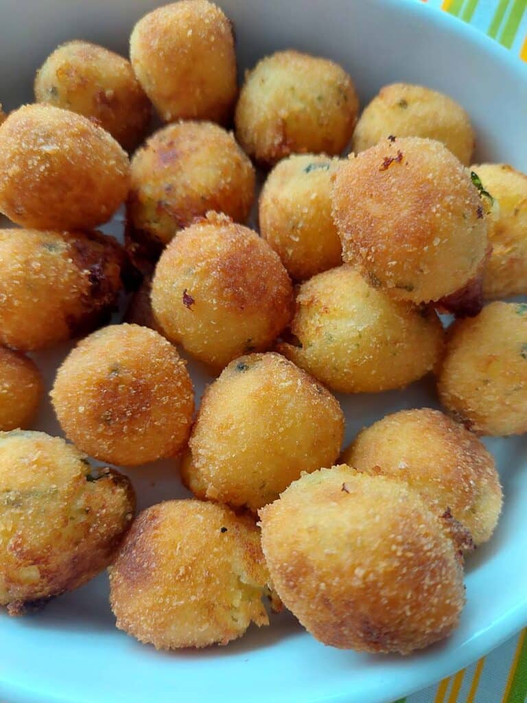 Bramborové krokety na talíři