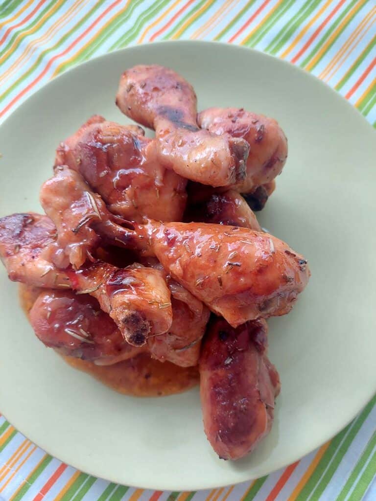 Grilované ďábelské kuřecí paličky s chilli marinádou