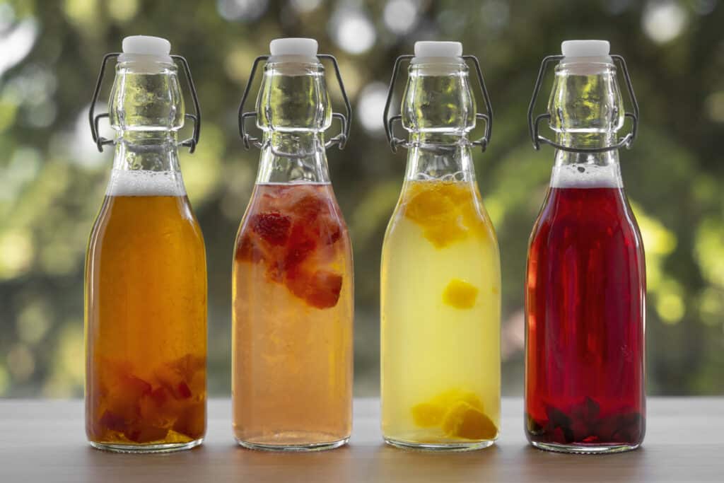 Sklenice domácí kvašené limonády s ovocem a bylinkami