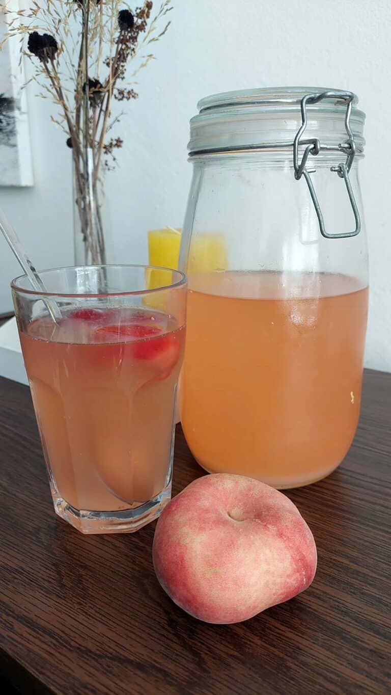 Broskvovo-jahodová kvašená limonáda servírovaná ve sklenici s ledem