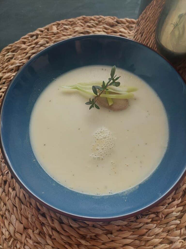 Hrášková polévka z konzervovaného hrášku v misce