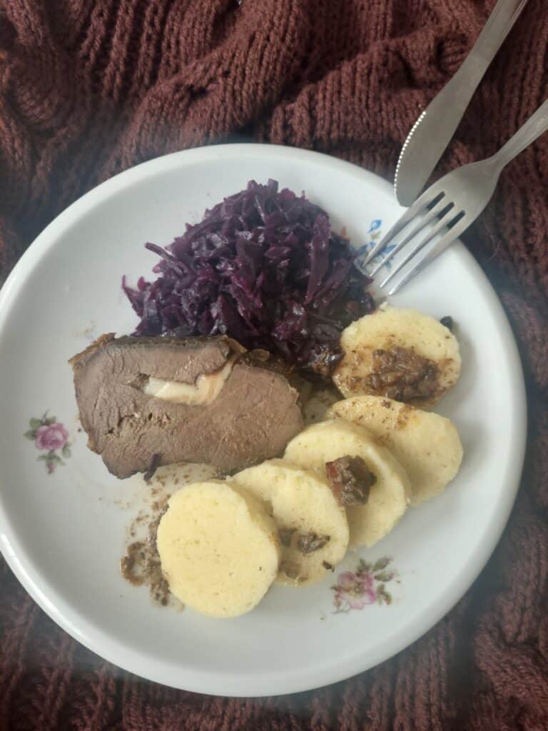 Pečené kančí maso na česneku v pekáči