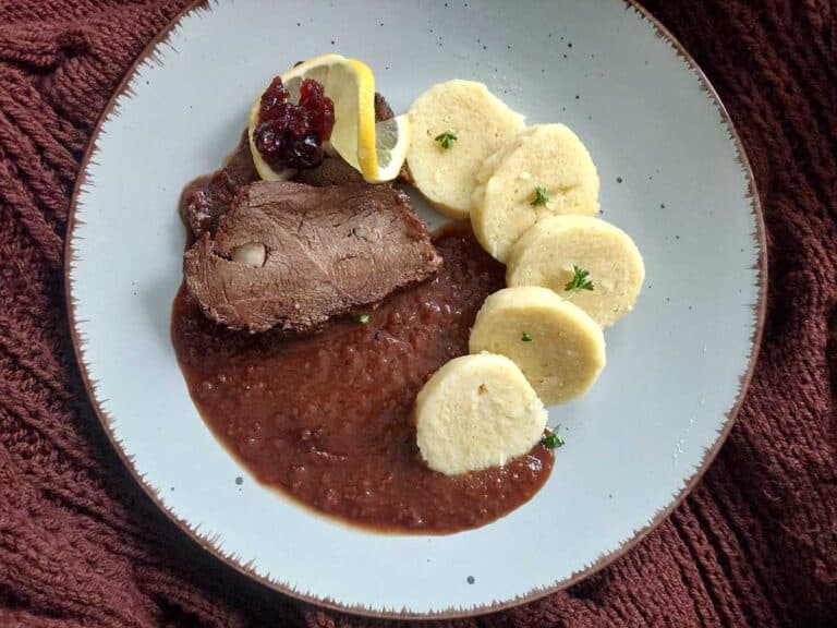 Kančí maso se šípkovou omáčkou a knedlíkem