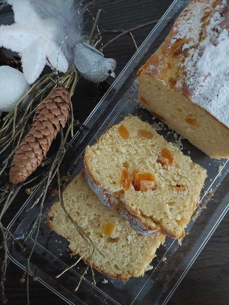 brioška se sušenými meruňkami nakrájená na plátky