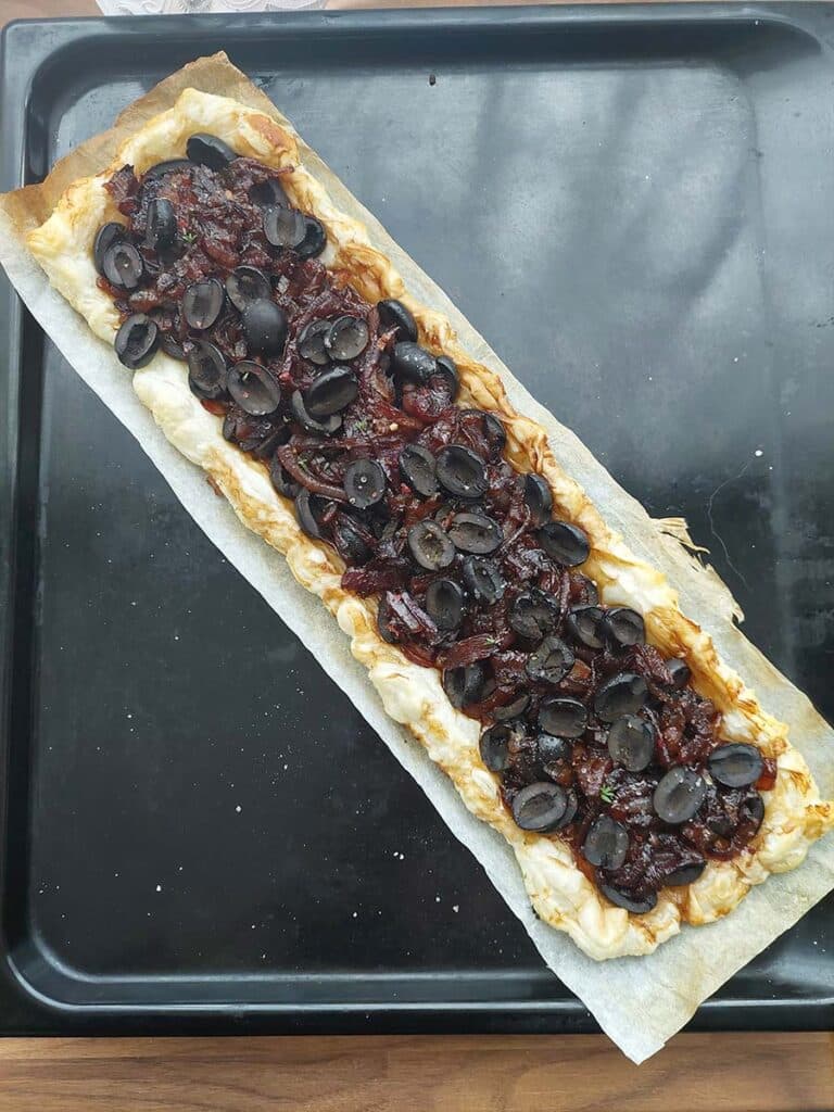 listový koláč s cibulovou marmeládou a olivami na plechu