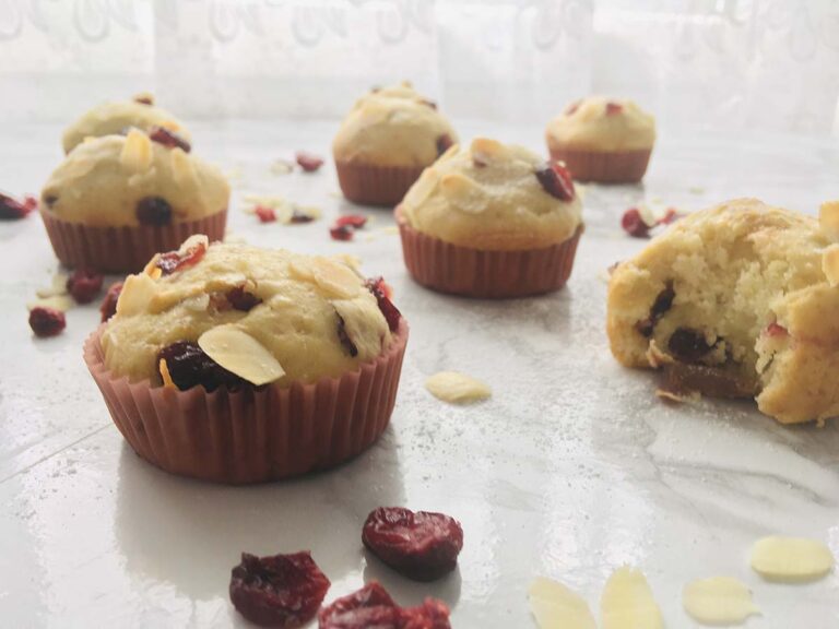 muffiny s brusinkami a mandlovými lupínky