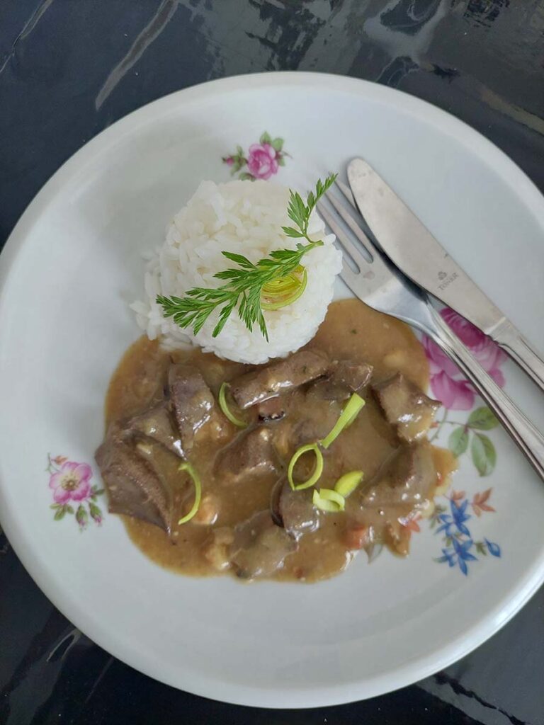 vepřová játra na cibulce a slanině na talíři