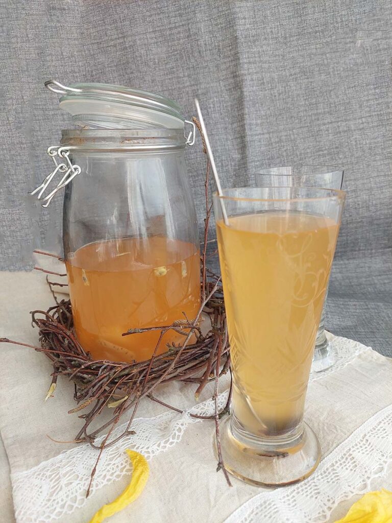 kvašená limonáda s jahodami a nashi ve sklenici