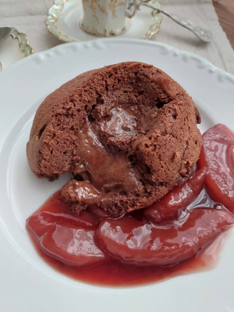 Moelleux au chocolat s hruškami ve víně s tekutým čokoládovým středem