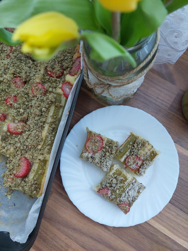 Piškotové řezy s ovocem a zelenou matcha drobenkou na plechu