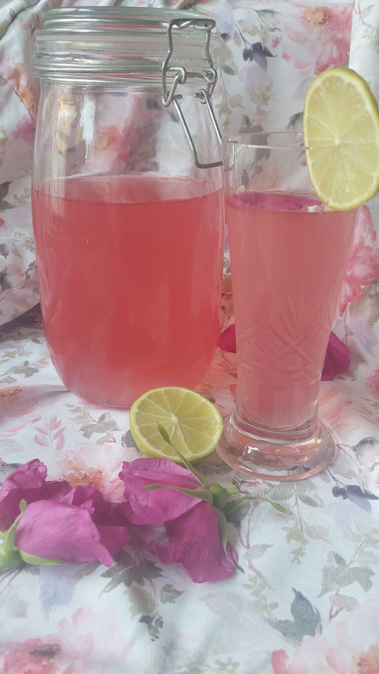 Kvašená limonáda z růží ve skleněné lahvi s okvětními plátky