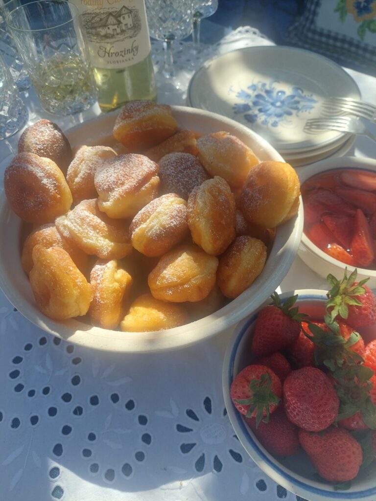 Tvarohové koblížky obalené v moučkovém cukru