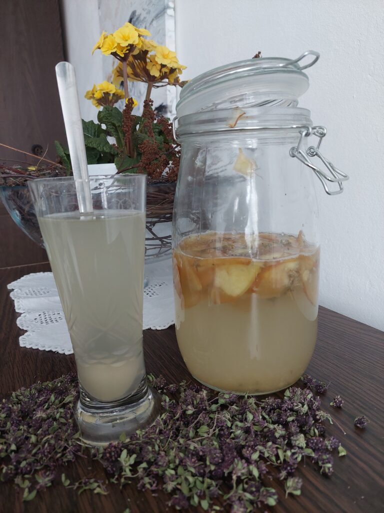 Kvašená limonáda z jablek s mateřídouškou