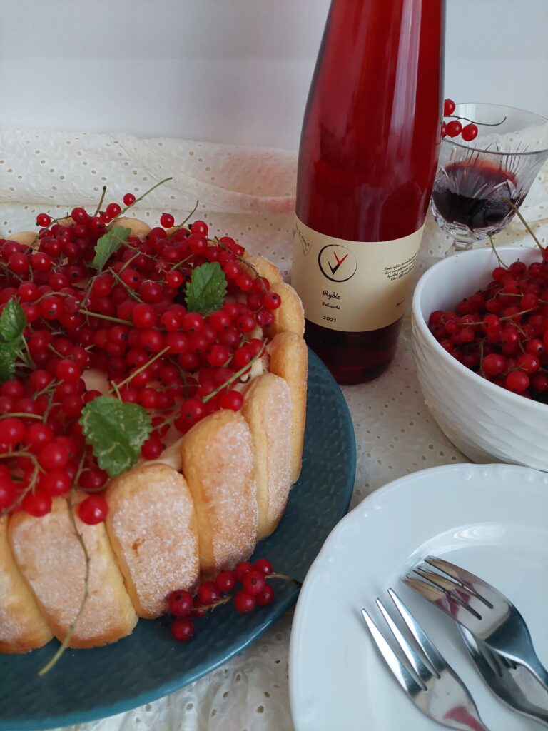 Rybízová Charlotte nakrojená s vrstvami piškotů, krému a rybízu