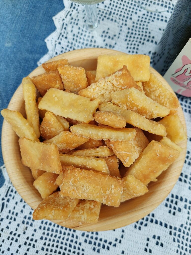 Domácí sýrové krekry posypané solí a semínky