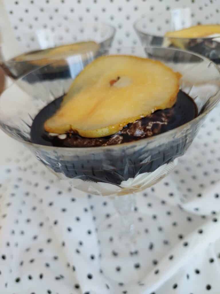 Karamelizované hrušky s tvarohem a čokoládovou omáčkou ve sklenici